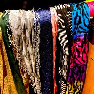 10Large scarves of length color and fabric